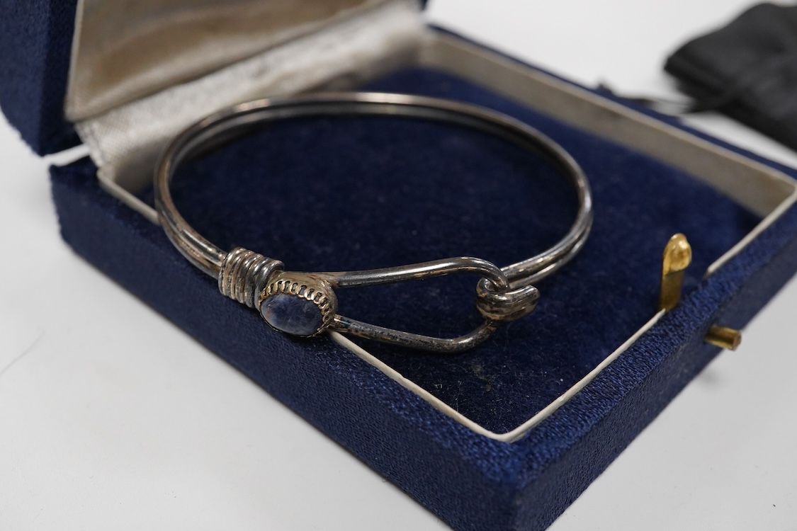 A collection of assorted jewellery including a stylish textured 925 necklace, 76cm and a similar bracelet, 18cm, a Portuguese white metal hinged bracelet, a white metal necklace with amberoid pendant, a white metal and g